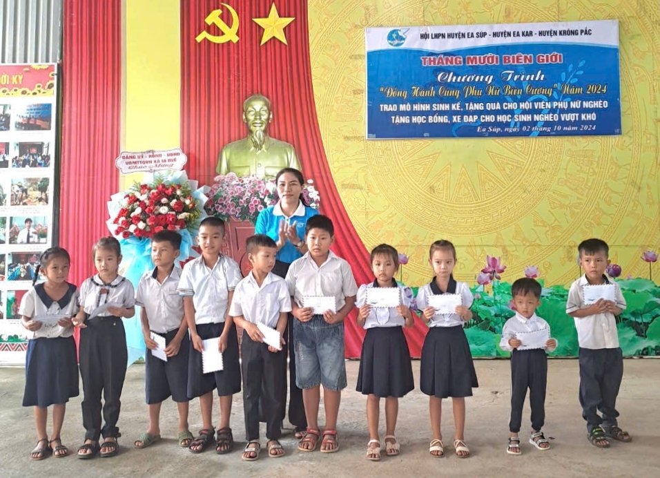 hội LHPN huyện tặng học bổng cho học Sinh (1)